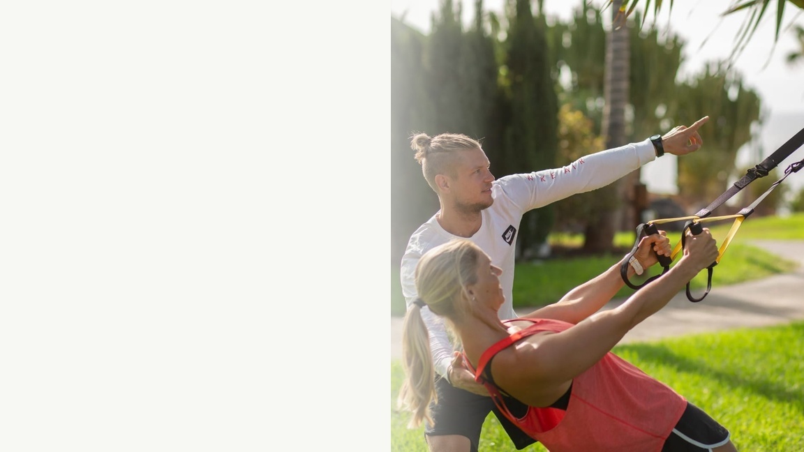 Daniel bei der Anleitung einer Trainingsübung im Freien